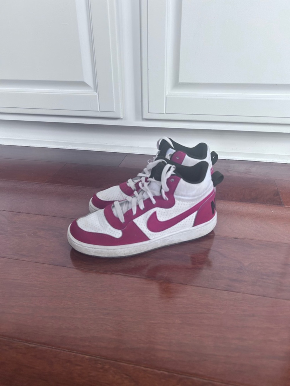 Nike boys size 6.5 youth sneakers